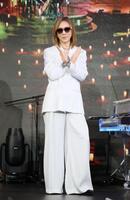 　ポーズを決めるＹＯＳＨＩＫＩ（撮影・石井剣太郎）