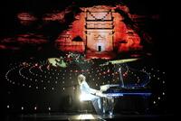 　ピアノを弾くＹＯＳＨＩＫＩ（撮影・石井剣太郎）