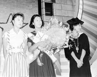 ９０年８月、当時１６歳で「第１５回ホリプロタレントスカウトキャラバン」のグランプリに輝いた戸田菜穂（中央）。左は田中陽子、右は井森美幸＝大阪府内