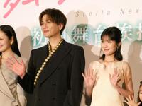 　舞台あいさつに登壇した（左から）八木勇征、福本莉子