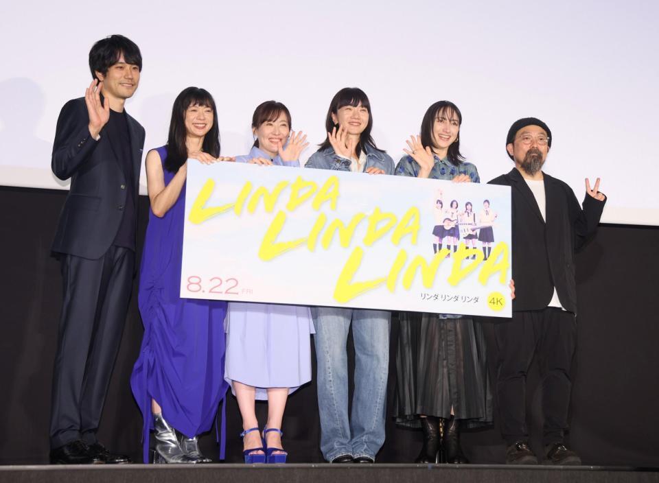 　舞台挨拶に登壇した（左から）松山ケンイチ、関根史織、前田亜季、ペ・ドゥナ、香椎由宇、山下敦弘監督（撮影・石井剣太郎）