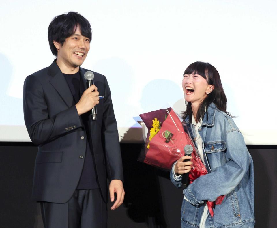 　松山ケンイチ（左）から花束を受け取ったペ・ドゥナ（撮影・石井剣太郎）