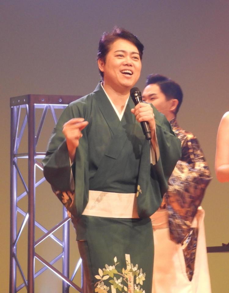 　共演者とともに熱唱する三山ひろし