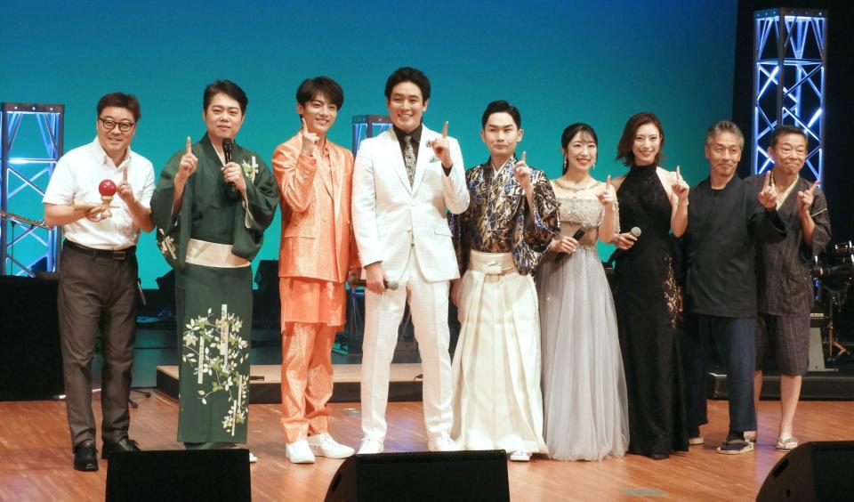 　（左から）けん玉ちばちゃん、三山ひろし、辰巳ゆうと、木村徹二、彩青、津吹みゆ、藤井香愛、大森博氏、山口良一