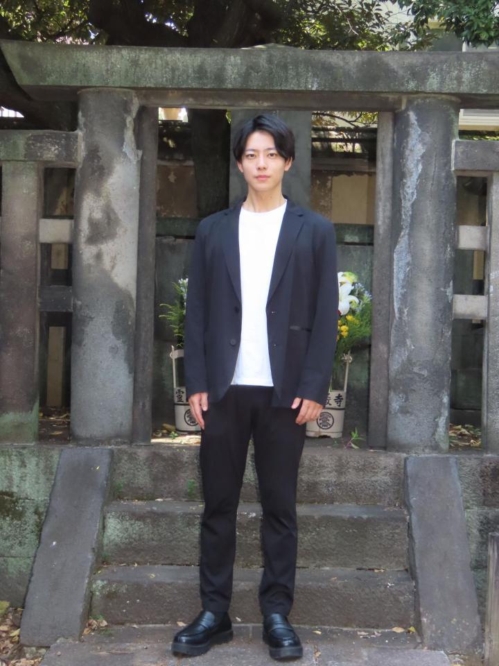 　お墓参りをする井上祐貴