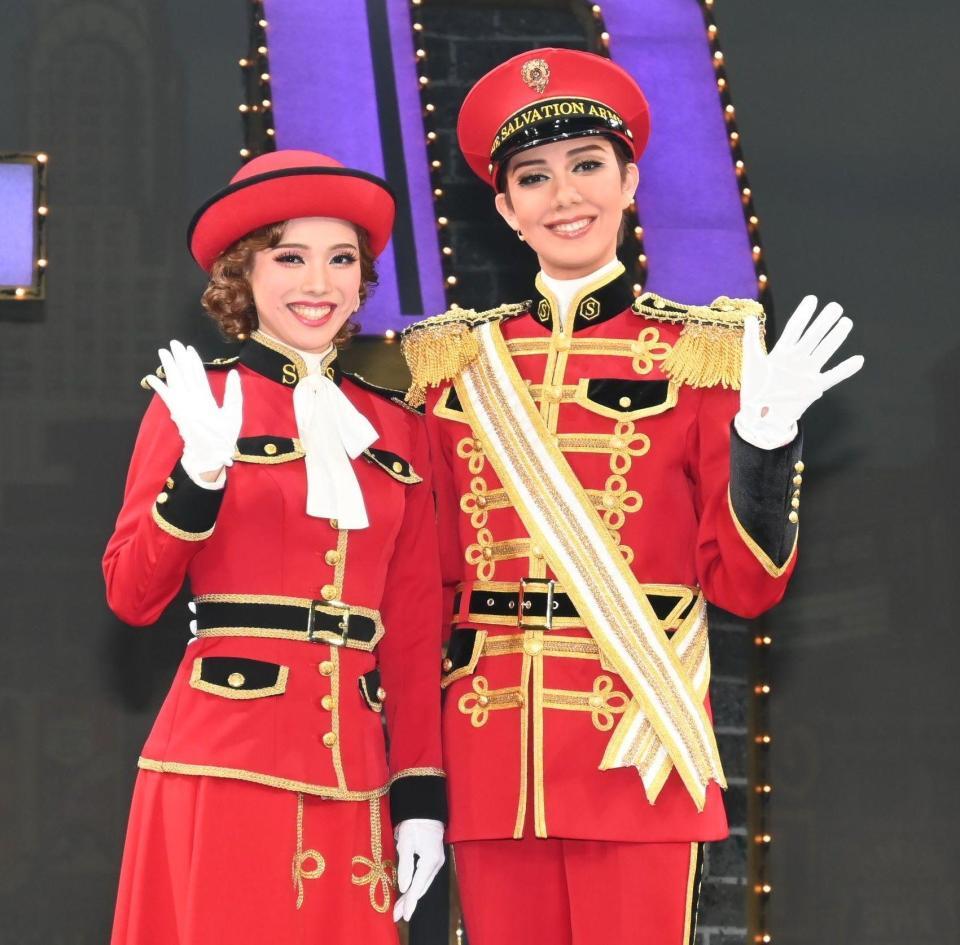 　新人公演を終え、笑顔で手を振る帆華なつ海（左）と雅耀（撮影・高部洋祐）