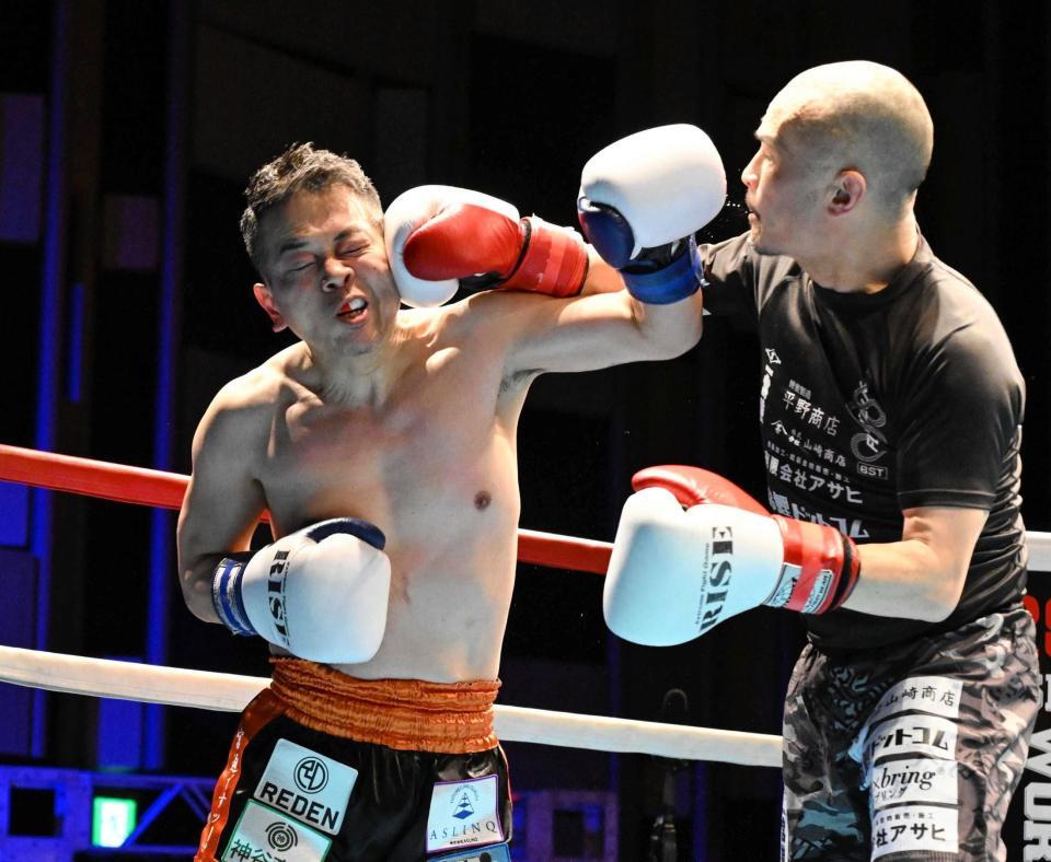 キックボクシングのアマチュア大会で若林元樹（左）にパンチを見舞う宮迫博之＝大手町三井ホール（２０２５年２月撮影）