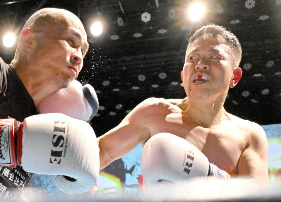 キックボクシングのアマチュア大会で若林元樹（左）にパンチを見舞う宮迫博之＝大手町三井ホール（２０２５年２月撮影）