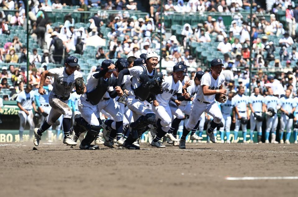　激闘の末に決勝進出を決め駆け出す沖縄尚学ナイン（２１日）