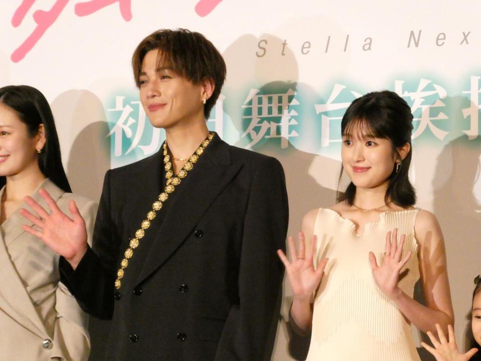 　舞台あいさつに登壇した（左から）八木勇征、福本莉子