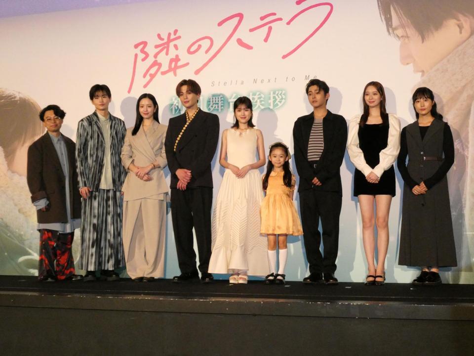 　写真に応じる（左から）浜野謙太、西垣匠、横田真悠、八木勇征、福本莉子、泉谷星奈、倉悠貴、田鍋梨々花、松本花奈監督
