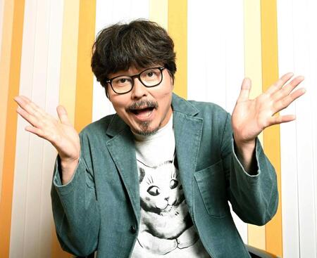 　笑顔でポーズをとる小澤征悦（撮影・園田高夫）