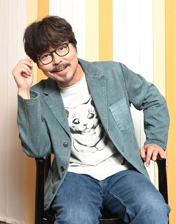 　飾らないポーズを決める小澤征悦（撮影・園田高夫）