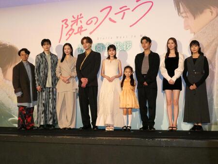 　写真に応じる（左から）浜野謙太、西垣匠、横田真悠、八木勇征、福本莉子、泉谷星奈、倉悠貴、田鍋梨々花、松本花奈監督