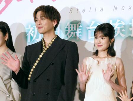 　手を振る八木勇征（左）と福本莉子