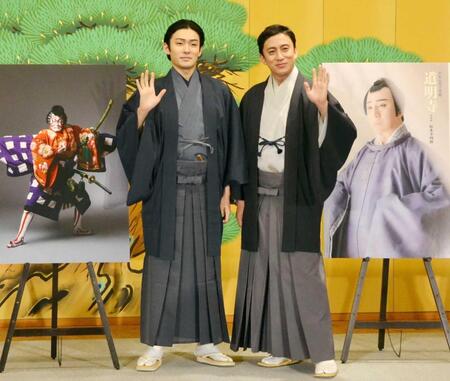 　取材会に出席した松本幸四郎（右）と市川染五郎