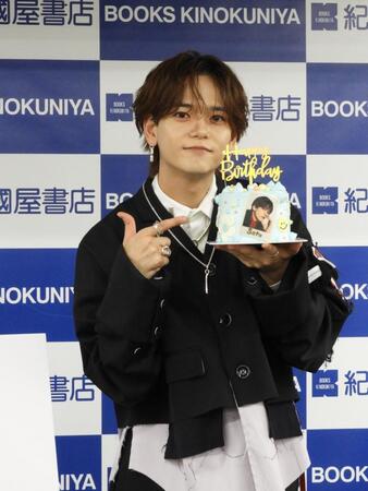 　バースデーケーキを指さす中島颯太