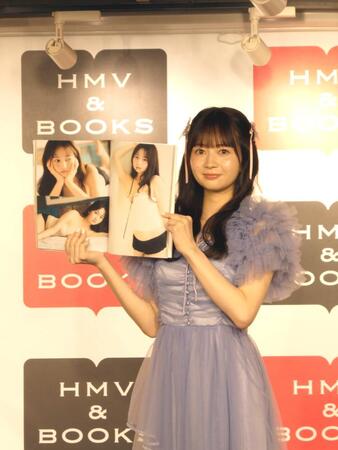 　お気に入りのページを見せる江籠裕奈