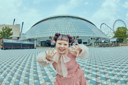 　ライブバス配信を行い東京ドームをバックにポーズを決める渡辺直美©渡辺直美（20）ｉｎ東京ドーム