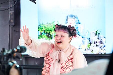 　街行く人々にライブバスから手を振る渡辺直美©渡辺直美（20）ｉｎ東京ドーム