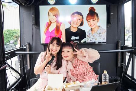 　ライブバス配信に出演した渡辺直美（右）とスパイク・小川暖奈