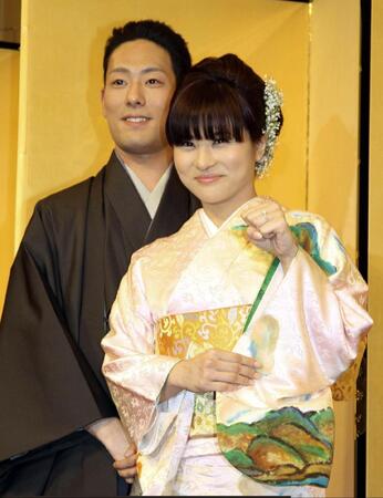 ２００９年４月、結婚会見で。握りこぶしで指輪を披露する前田愛と中村勘太郎（現・中村勘九郎）