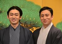 　「通し狂言　菅原伝授手習鑑」取材会に登場した松本幸四郎（右）と市川染五郎＝歌舞伎座ホール