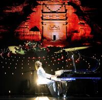 　世界遺産・ヘグラの映像の前でピアノを演奏するＹＯＳＨＩＫＩ（撮影・石井剣太郎）