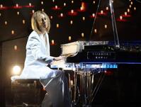 　ピアノを演奏するＹＯＳＨＩＫＩ（撮影・石井剣太郎）