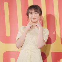 　あざといポーズを見せた秋元真夏