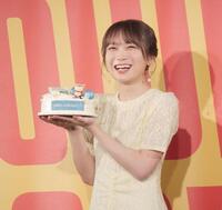 　サプライズでバースデーケーキを渡され満面の笑みを見せる秋元真夏