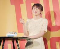 　バースデーケーキを食べてあざとくクリームを口元につける秋元真夏