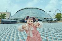 　ライブバス配信を行い東京ドームをバックにポーズを決める渡辺直美©渡辺直美（20）ｉｎ東京ドーム