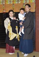 ２０１３年６月、次男の初宮参りを終えた中村勘九郎ファミリー