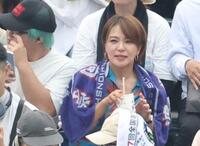 　観戦する今井絵理子議員（撮影・中田匡峻）