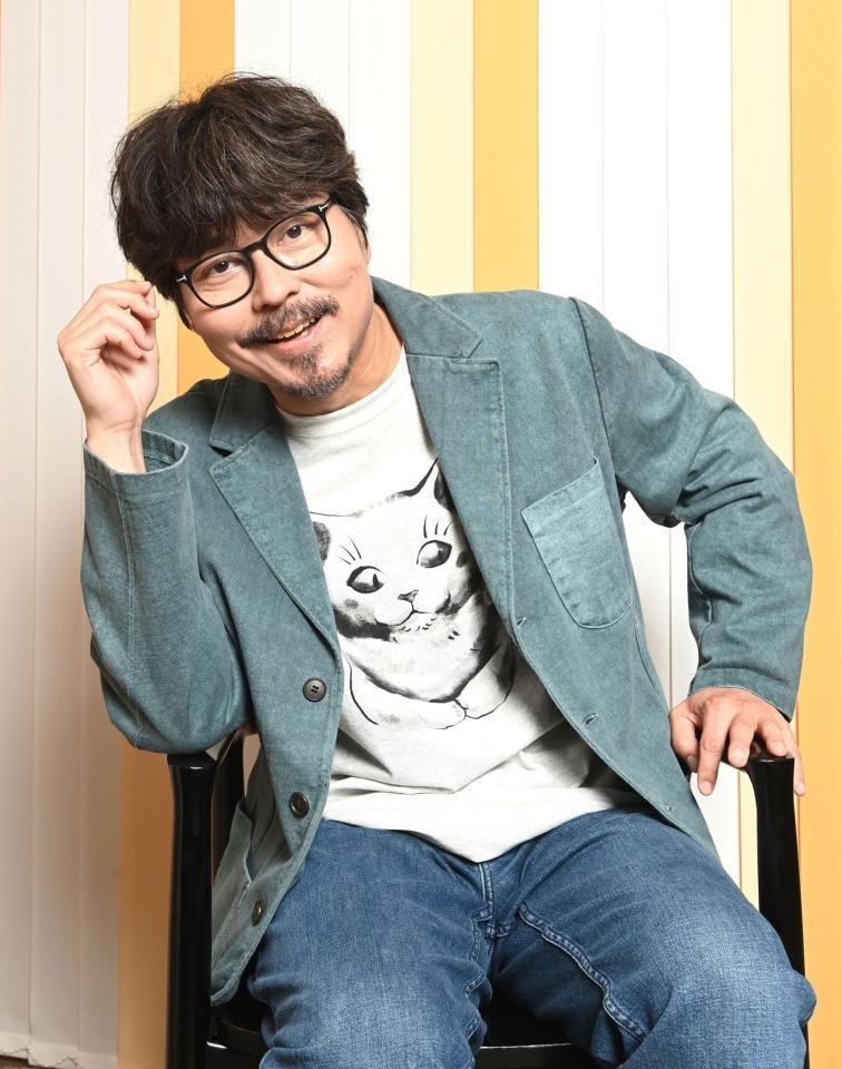 　飾らないポーズを決める小澤征悦（撮影・園田高夫）