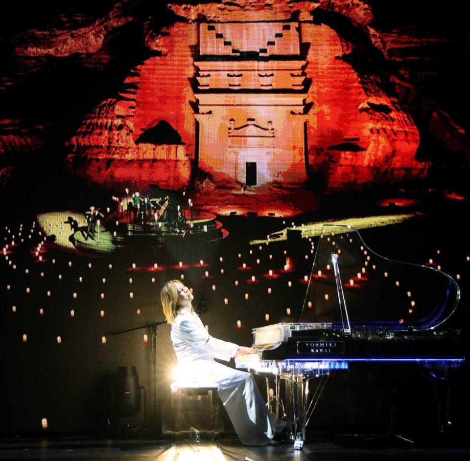 　世界遺産・ヘグラの映像の前でピアノを演奏するＹＯＳＨＩＫＩ（撮影・石井剣太郎）