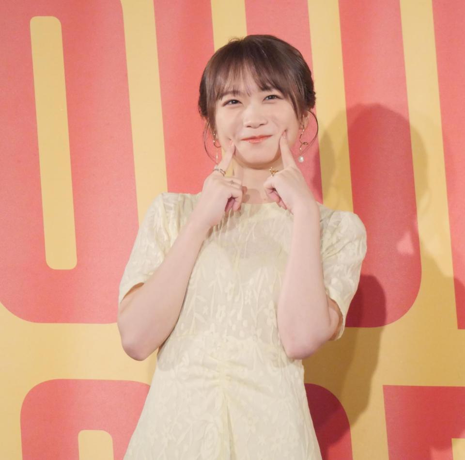 　あざといポーズを見せた秋元真夏