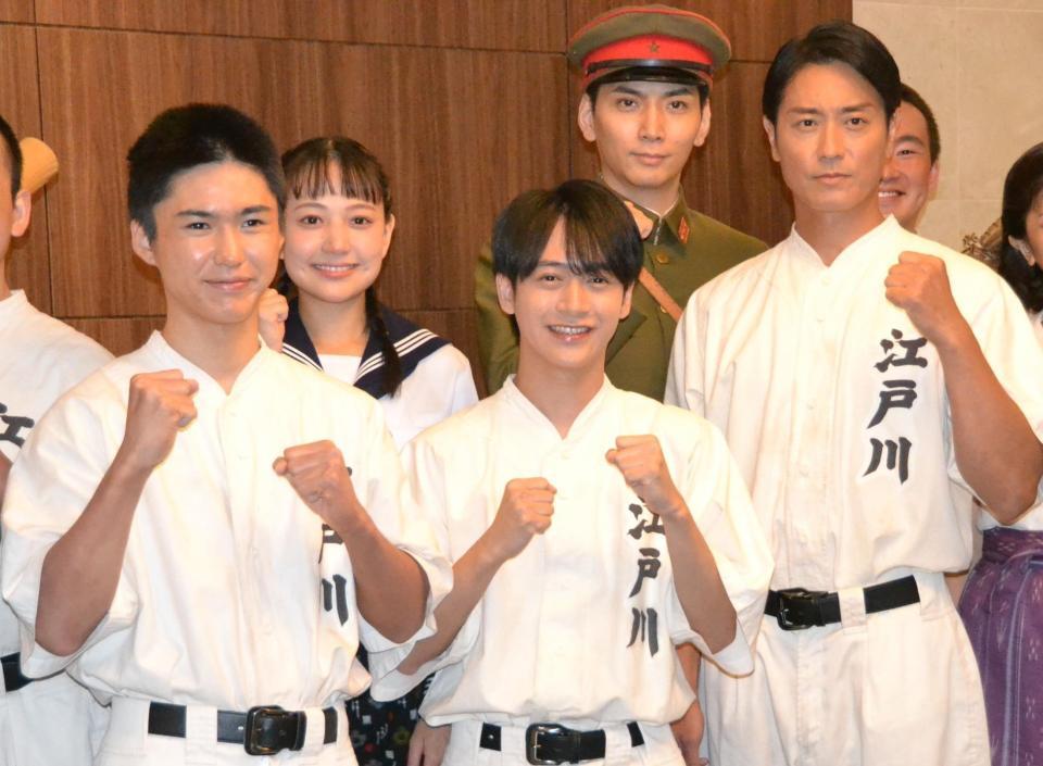 　舞台「あの夏、君と出会えて」の会見に登場した（前列左から）岡﨑彪太郎、藤井直樹、永井大