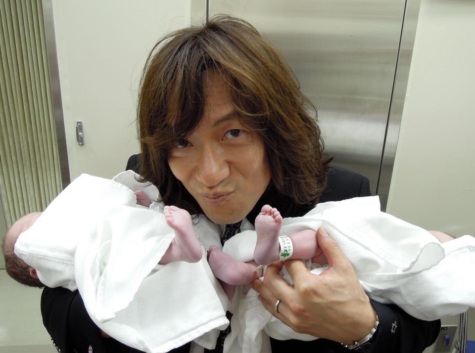 生まれたばかりの双子の息子を抱っこして。ダイアモンド☆ユカイ