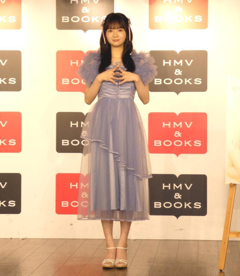 　撮影に応じる江籠裕奈