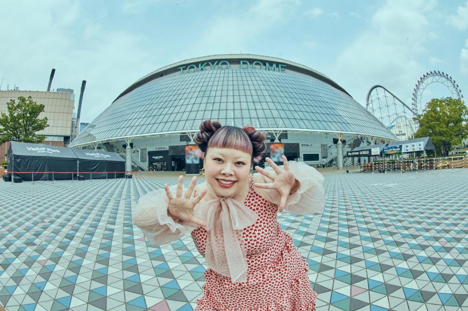 　ライブバス配信を行い東京ドームをバックにポーズを決める渡辺直美©渡辺直美（20）ｉｎ東京ドーム