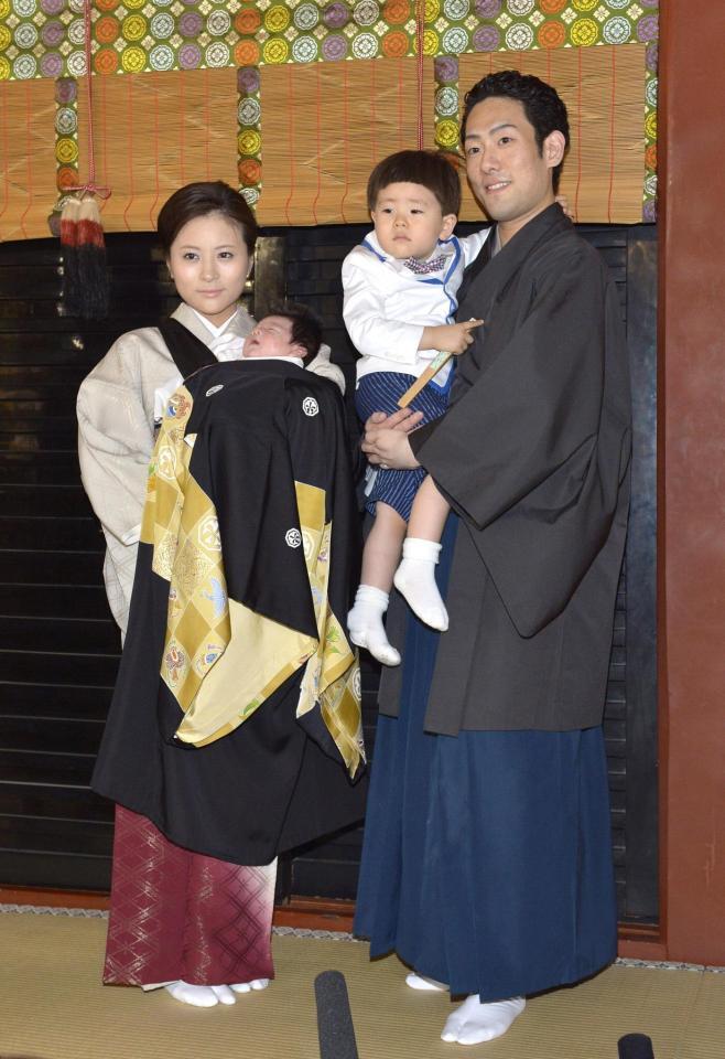 ２０１３年６月、次男の初宮参りを終えた中村勘九郎ファミリー