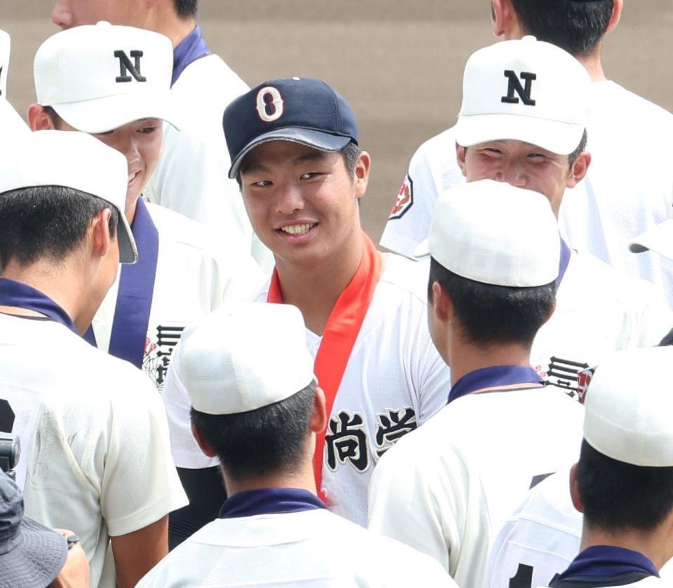 　記念撮影後、日大三ナインに言葉をかけられる沖縄尚学・末吉良丞（撮影・中田匡峻）