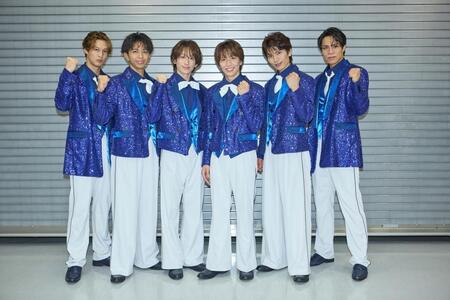 　初ツアー最終公演の開演前に意気込むＭＡＴＳＵＲＩの（左から）渡辺真、橋爪健二、小野寺翼、松岡卓弥、鈴木渉、柳田優樹