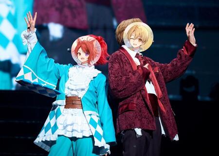 　歓声に応える莉犬（左）、るぅと