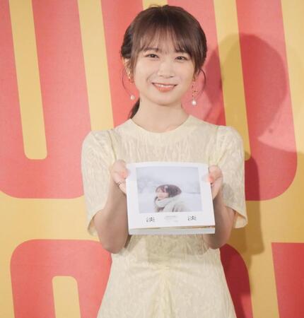 　フォトブックをアピールする秋元真夏