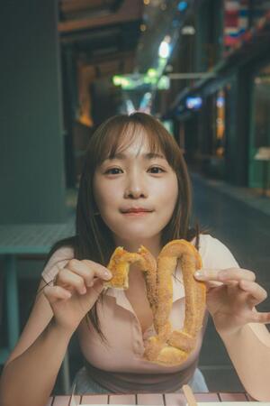 　「川栄李奈　１ｓｔ写真集　ｙｏｕｐｈｏｒｉａ」（主婦と生活社）内カット（撮影：東京祐）