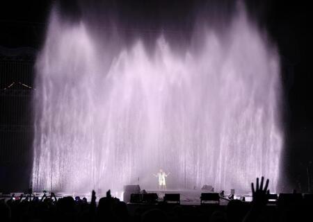 　大噴水の中、熱唱するＴＵＢＥ・前田亘輝（撮影・佐々木彰尚）