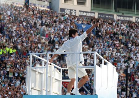 　熱いパフォーマンスを見せるＴＵＢＥ・前田亘輝（撮影・佐々木彰尚）